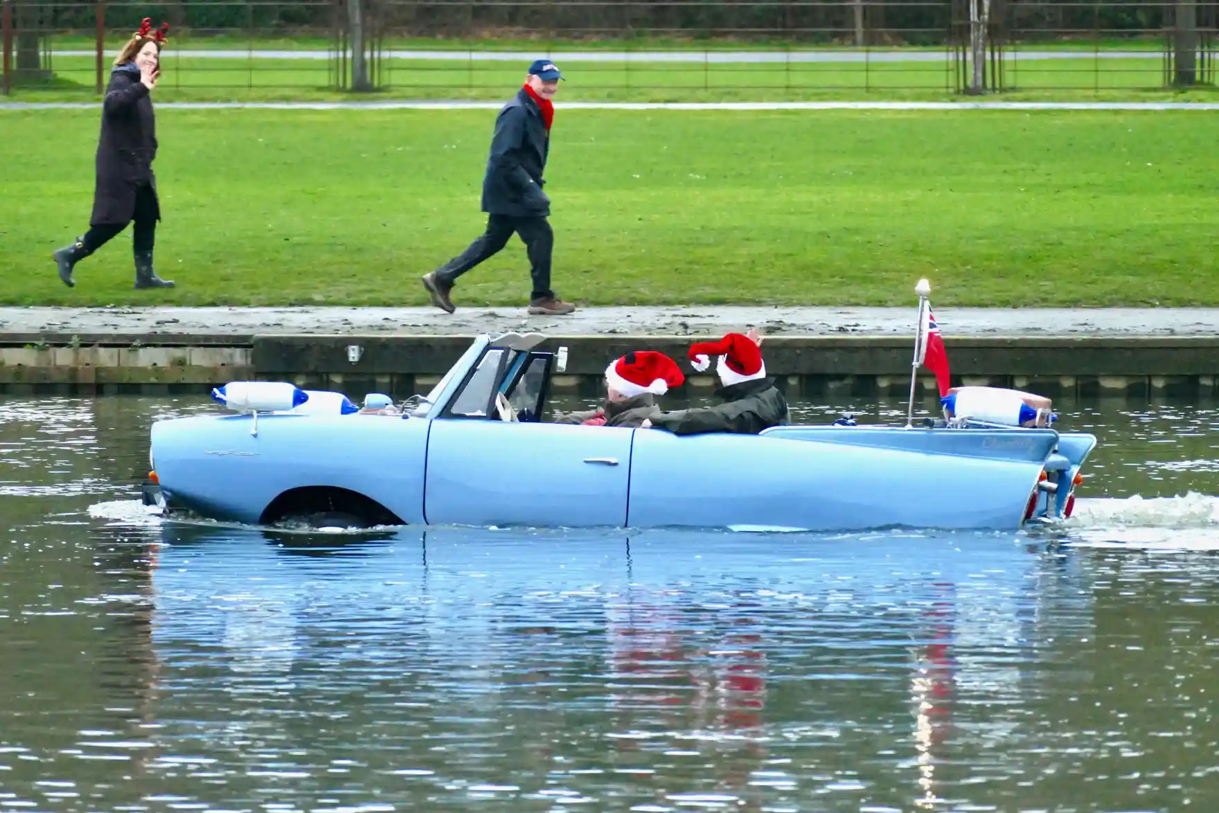 Mobil Amfibi Menyusuri Sungai Thames