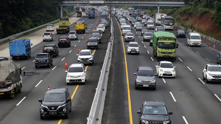 26.247 Kendaraan Keluar Jakarta Melalui Gerbang Tol Cikampek Utama