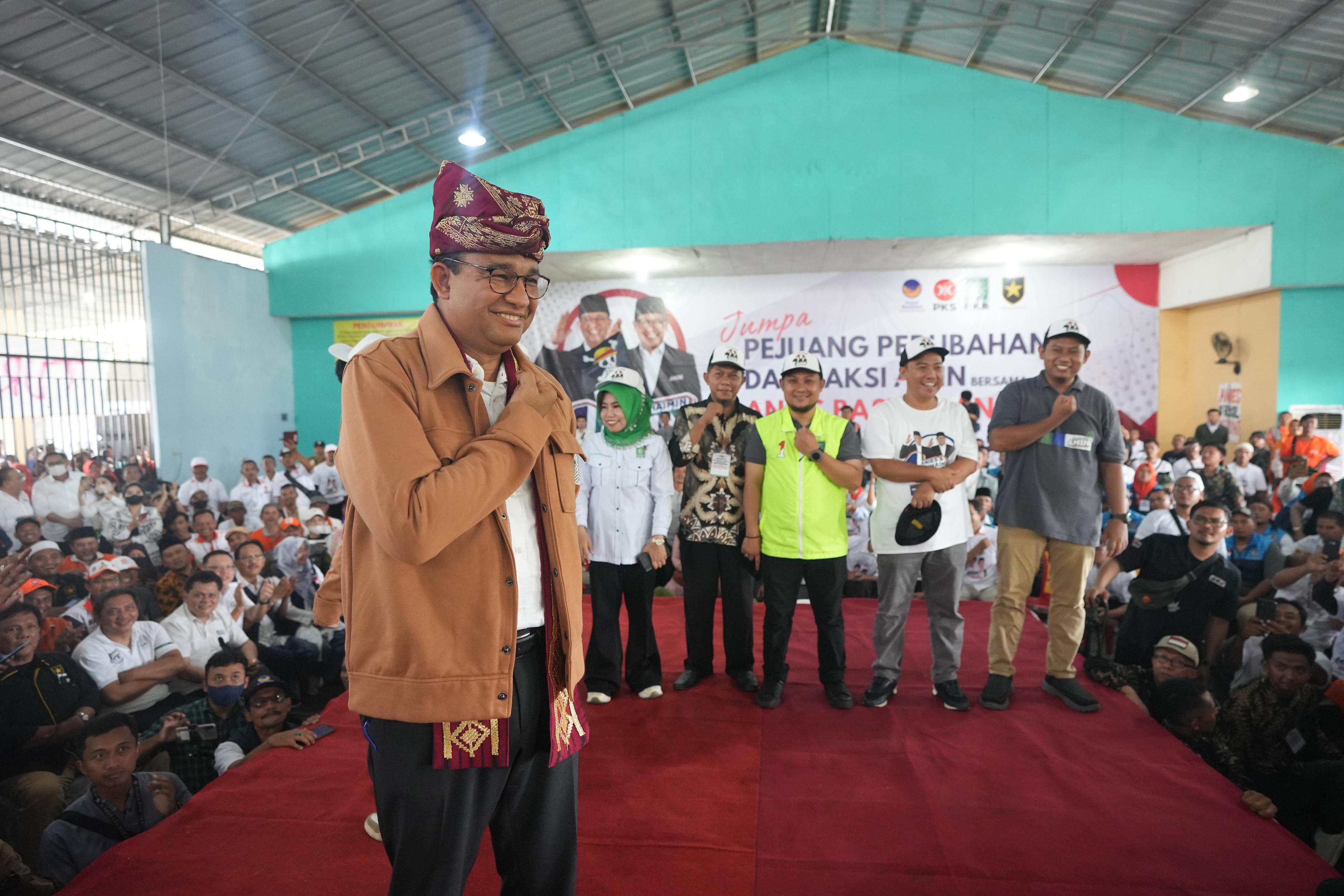Hadiri Pengukuhan Saksi di TPS, Anies Disematkan Jaket Attack on Titan 