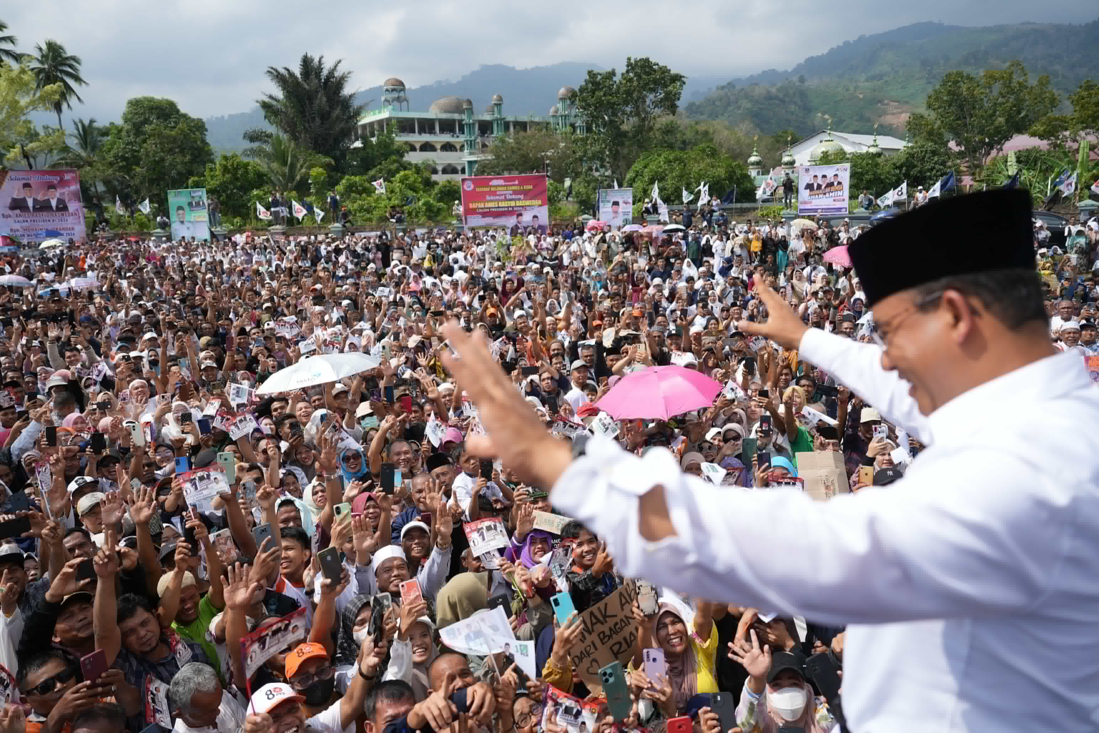 Pelukan Kasih Abah Anies untuk Anak Amira Dalimunthe di Tengah Lautan Rakyat Sumut