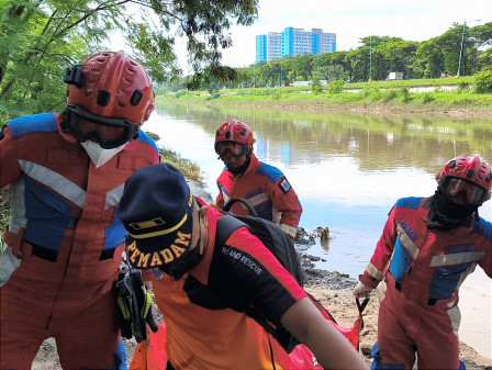 Petugas Gabungan Berhasil Evakuasi Korban Hanyut di Kali Cipinang