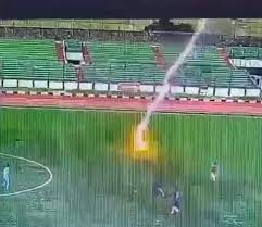 Viral Seorang Pemain Bola Tersambar Petir di Stadion Siliwangi