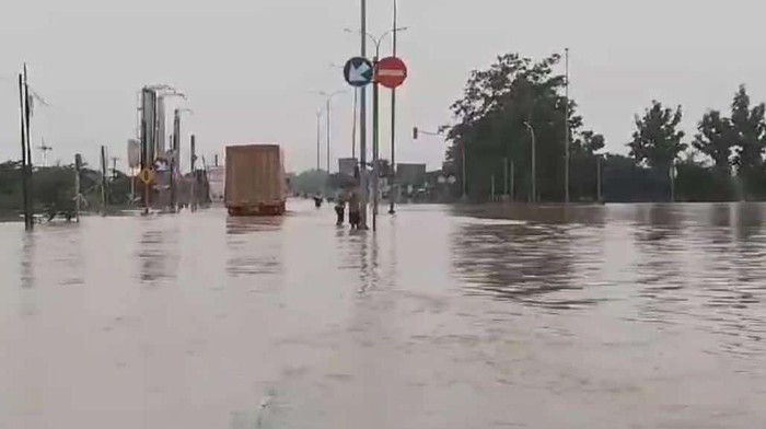 Tanggul Sungai Jebol, GT Kertajati Tol Cipali Terendam Banjir
