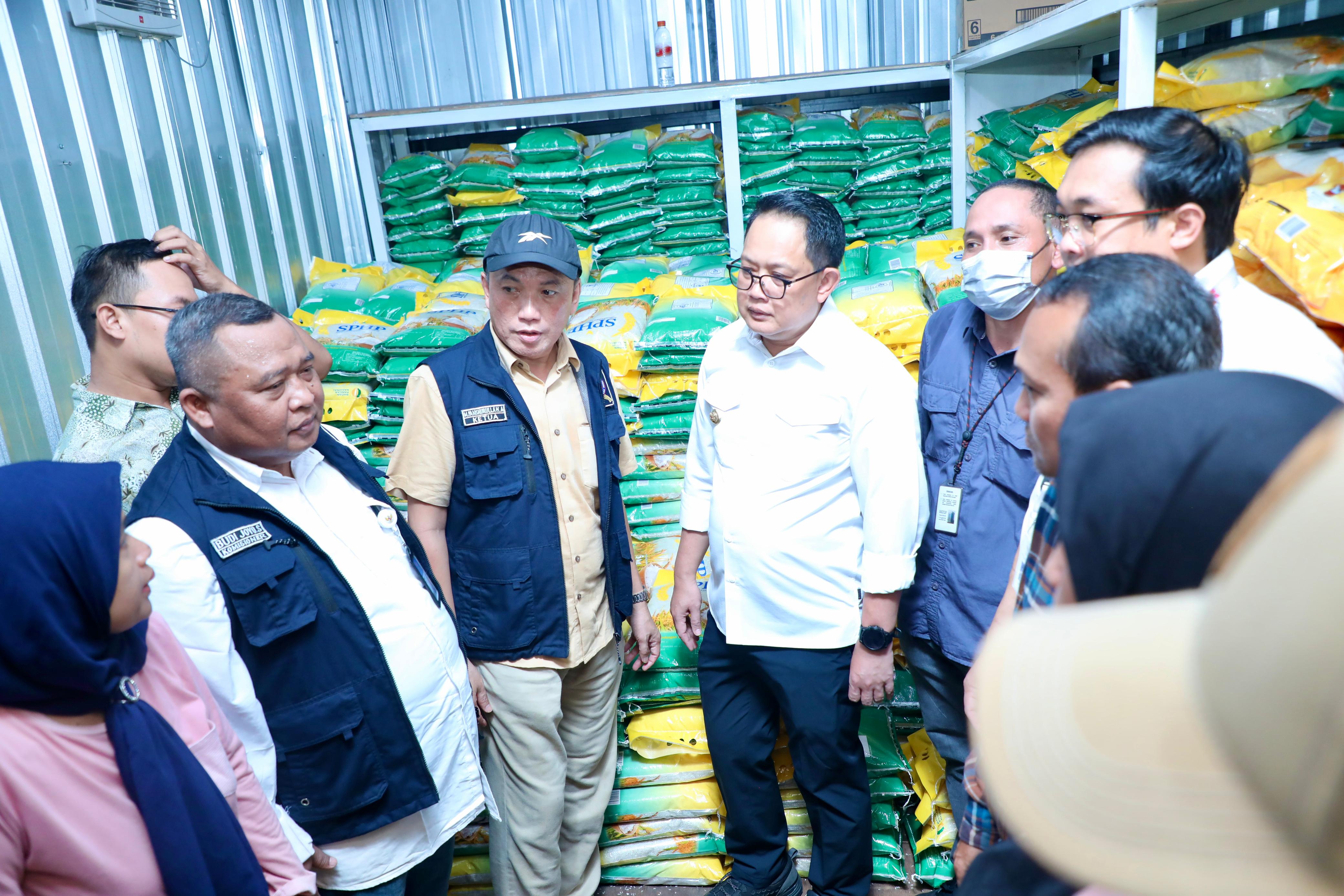 Tinjau Pasar Tambahrejo Surabaya dan Pasar Larangan Sidoarjo, Pj. Gubernur Adhy Karyono Pastikan Stok Pangan di Jatim Aman dan Harga Terkendali