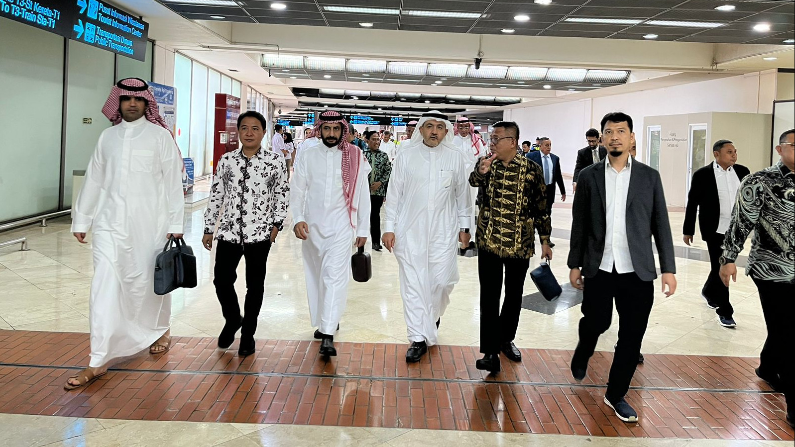Wamen Haji Saudi Tinjau Kesiapan Fast Track di Bandara Soetta