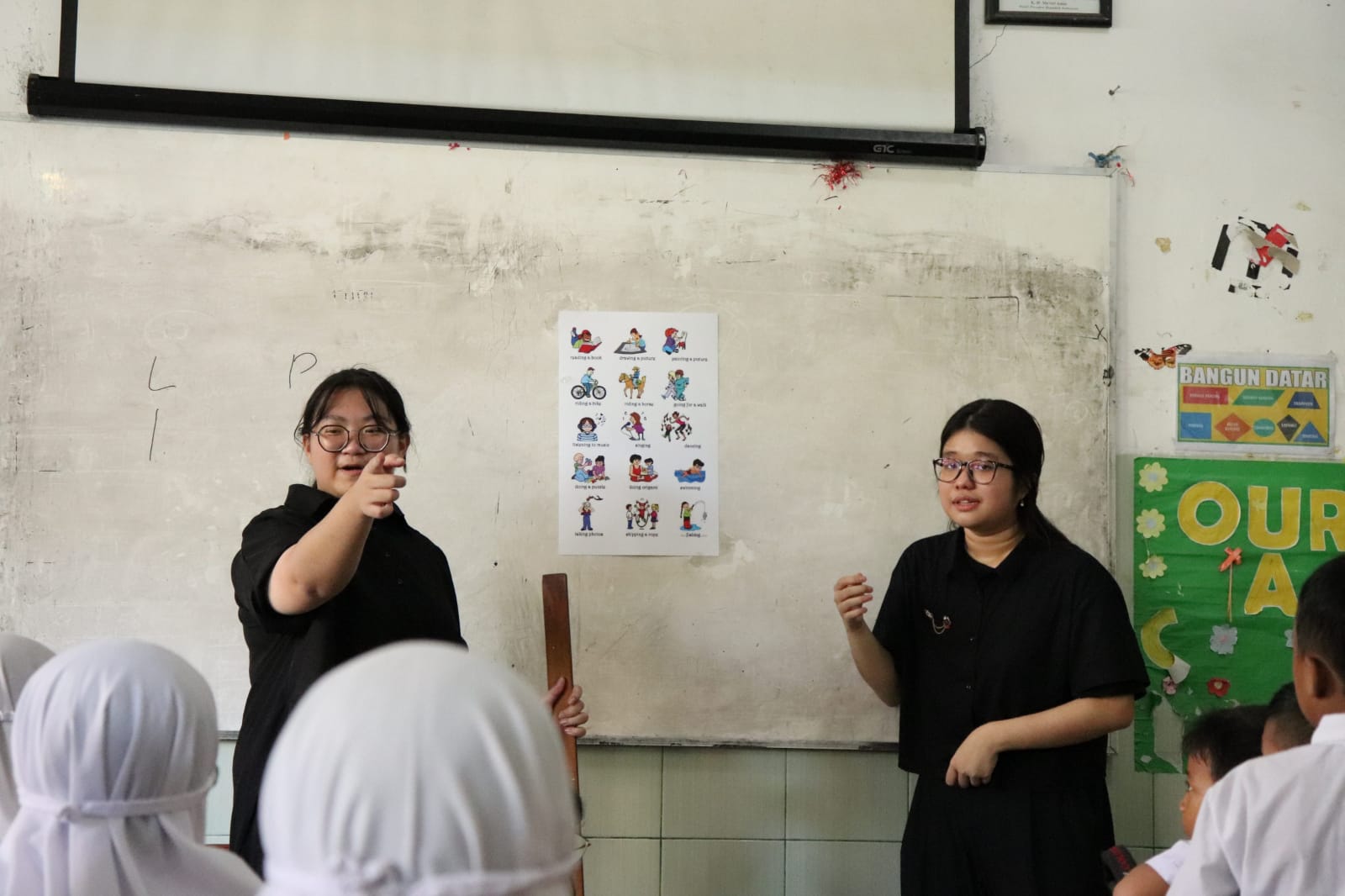 Mahasiswa PCU Gelar Petra Mengajar III di 12 SD Pelosok Surabaya