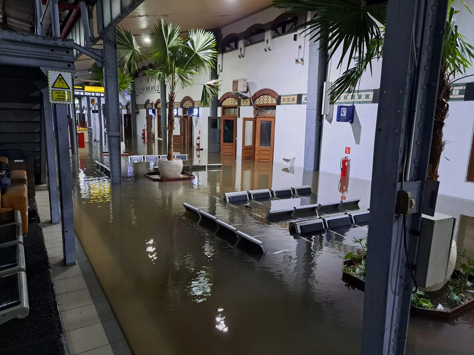 Banjir di Semarang, Akibatkan Perjalanan Kereta Api Yang Melalui Jalur Pantura Alami Keterlambatan