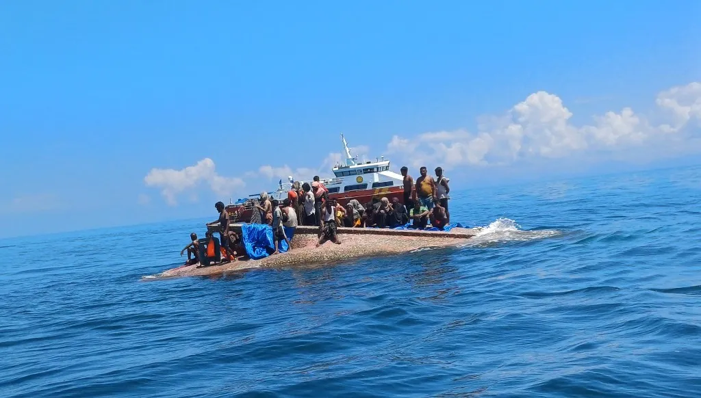 Tim SAR Evakuasi 69 Imigran Rohingya dari Atas Kapal Karam di Laut Aceh