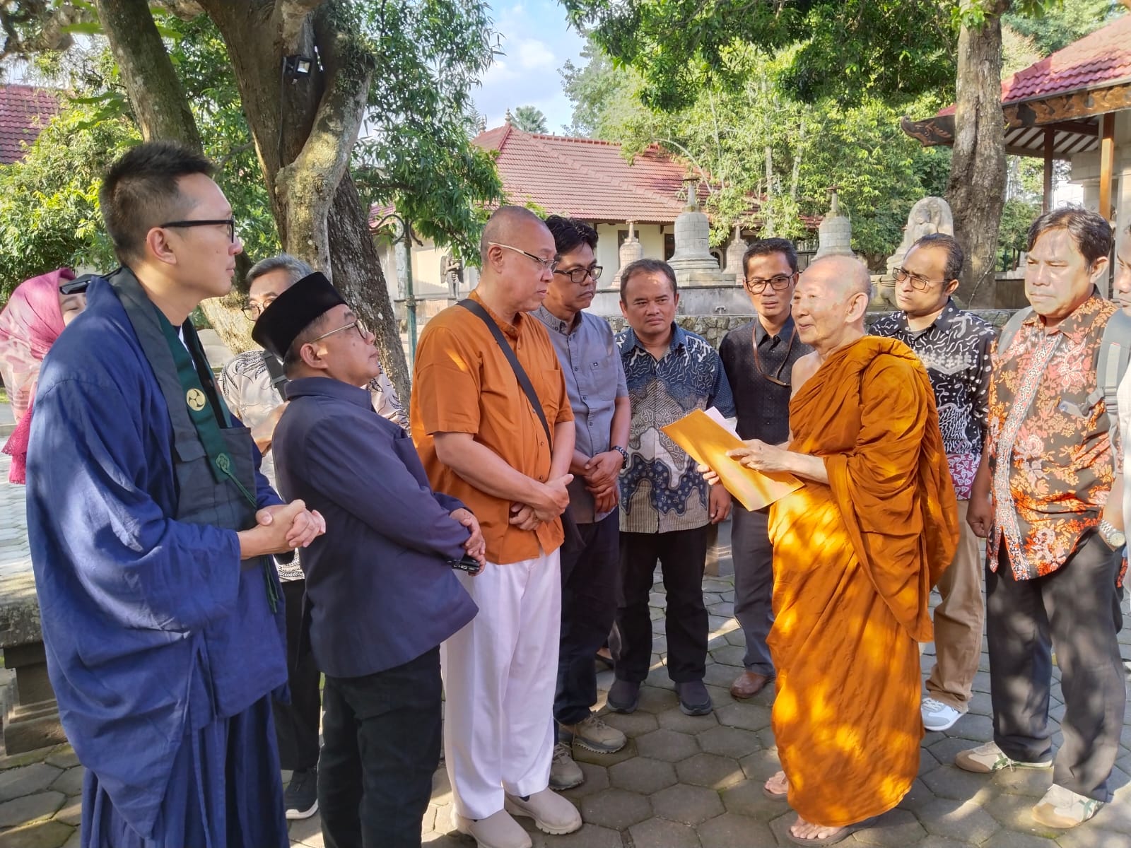 Bhante Pannavaro: Kami Senang Chattra pada Candi Borobudur Dipasang Kembali