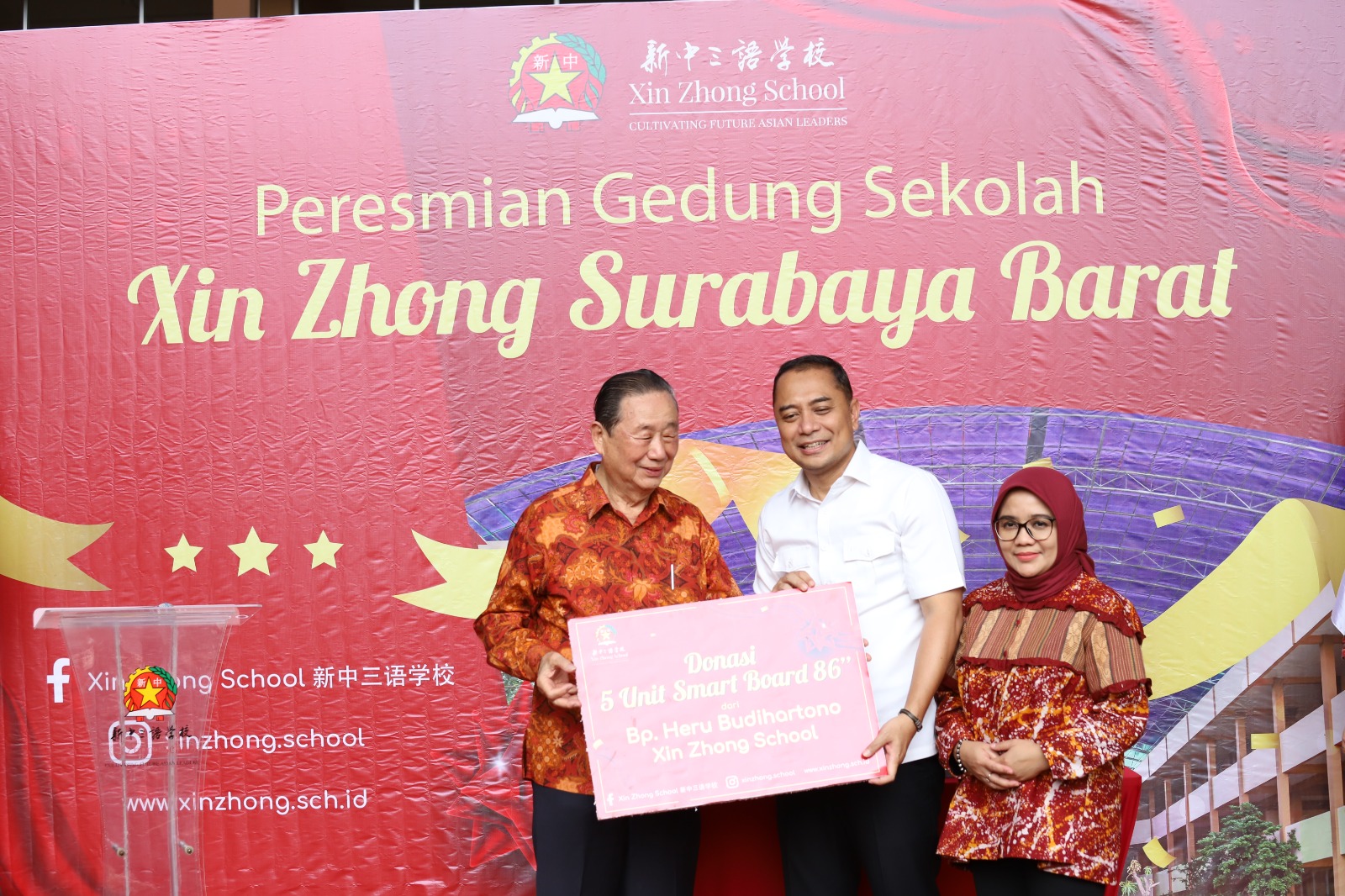 Ketua Yayasan Sarana Hubungan Harmonis Sejahtera (SHHS) Donasi Smartboard untuk Kota Surabaya