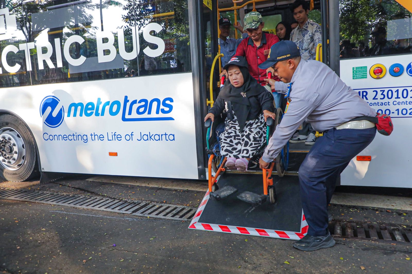 Pj. Gubernur Heru Ngabuburit Bersama Komunitas Difabel Naik Transportasi Publik