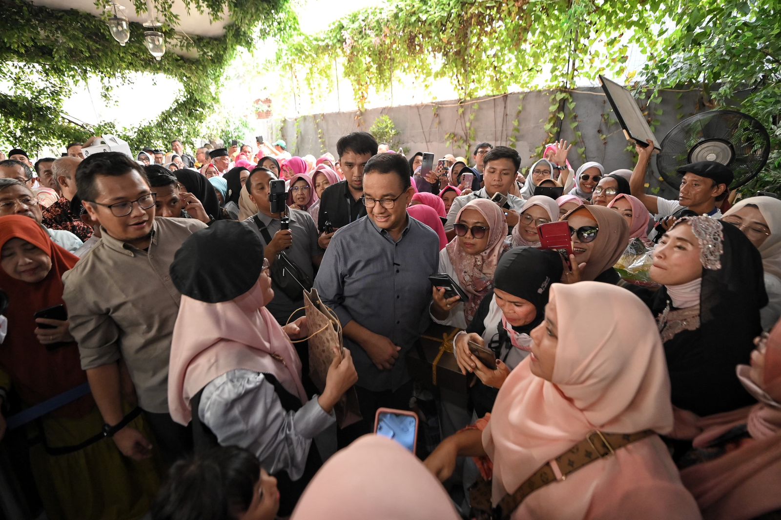 Relawan Pasang Iklan Ulang Tahun di 93 Stasiun Kereta, Anies: Terima Kasih, Ini Hadiah Istimewa