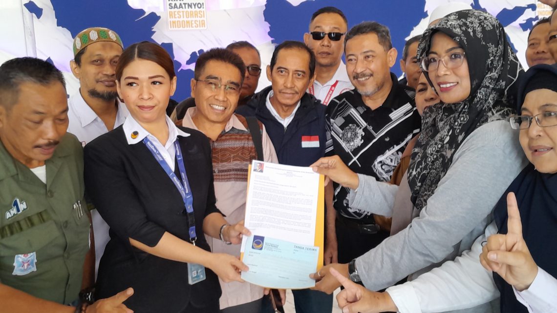 Datangi Kantor NasDem, Warga Jakarta Serahkan Surat Dukungan Anies Baswedan Maju Pilgub