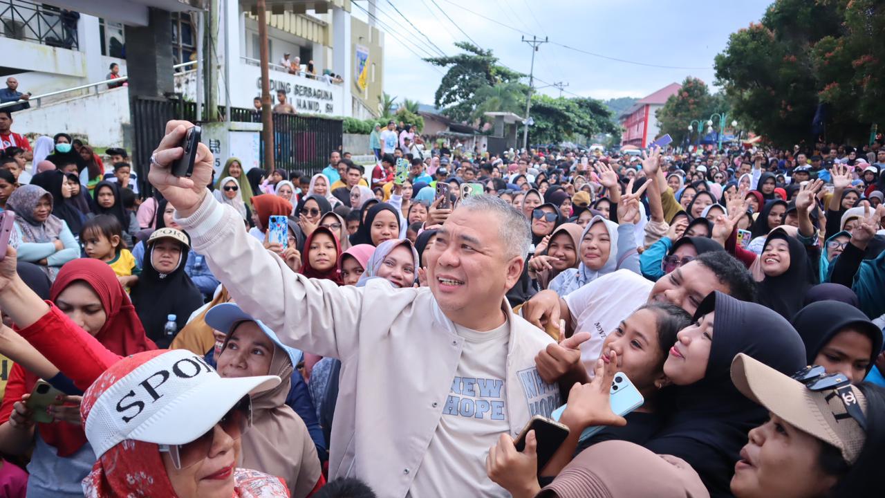 Ahmad Ali Jalan Santai Bareng Ribuan Masyarakat Banggai Laut