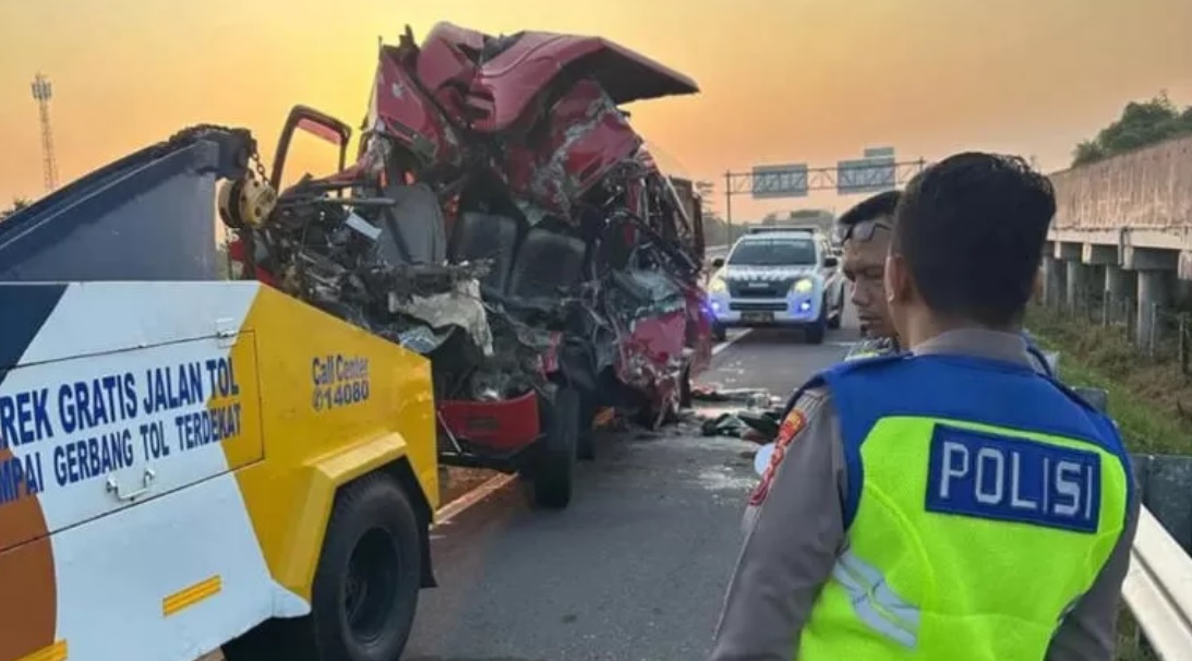 Ambulans Jemput Jenazah Korban Kecelakaan SDI Darul Falah Surabaya di Boyolali
