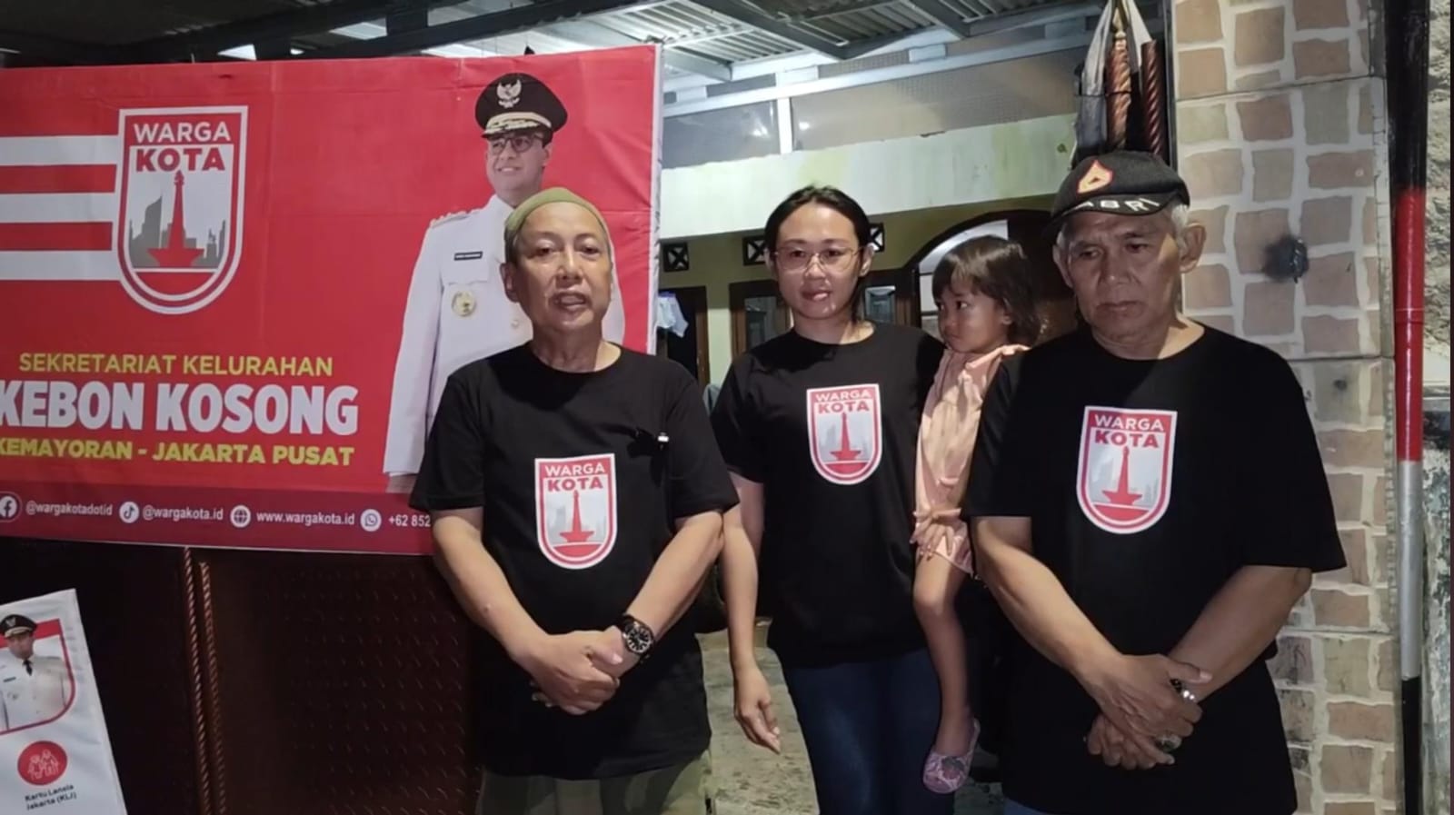 Galang Solidaritas, Warga Kemayoran Pasang Plang Daftar Ulang Program Anies Baswedan