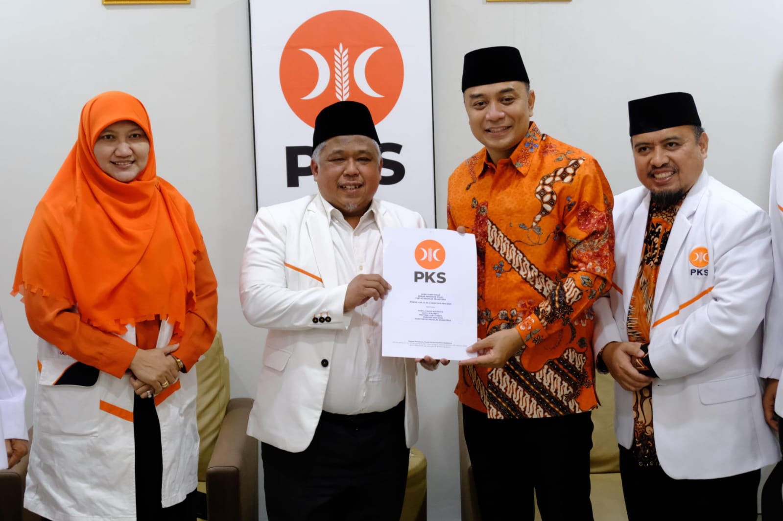 PKS Jatim Serahkan SK DPP Untuk Cakada Surabaya dan Kediri