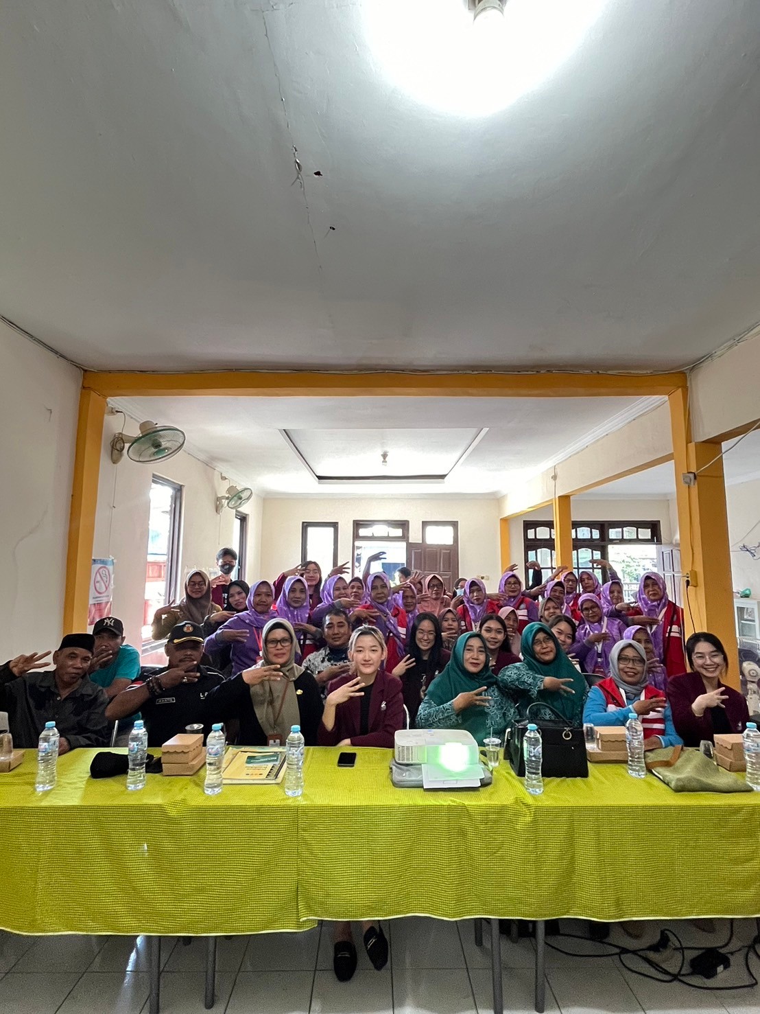 Isu Sampah Mendesak, Mahasiswa UC Sosialisasikan Kolaborasi Mendirikan Bank Sampah di RW 15 Manukan Kulon