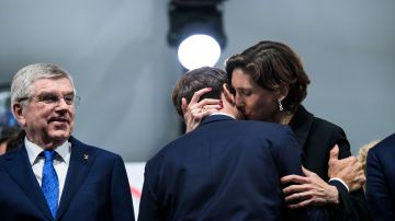 Ciuman Presiden Macron dan Menteri Olahraganya Viral, Ini Kata Netizen