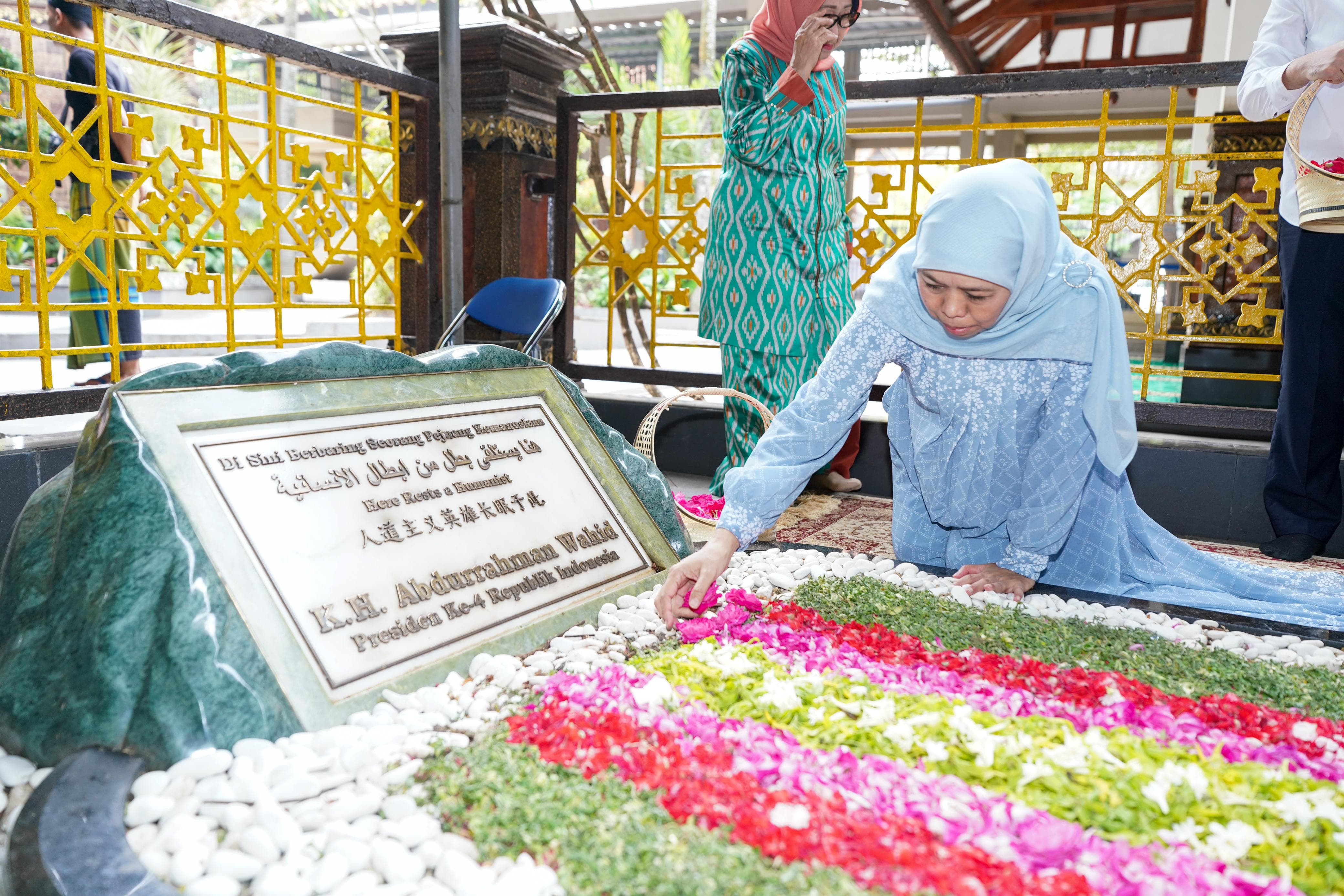 Sholah Silaturahmi Ke Kasepuhan Tebuireng Khofifah Ziarah Ke Makam Pendiri Nu ...