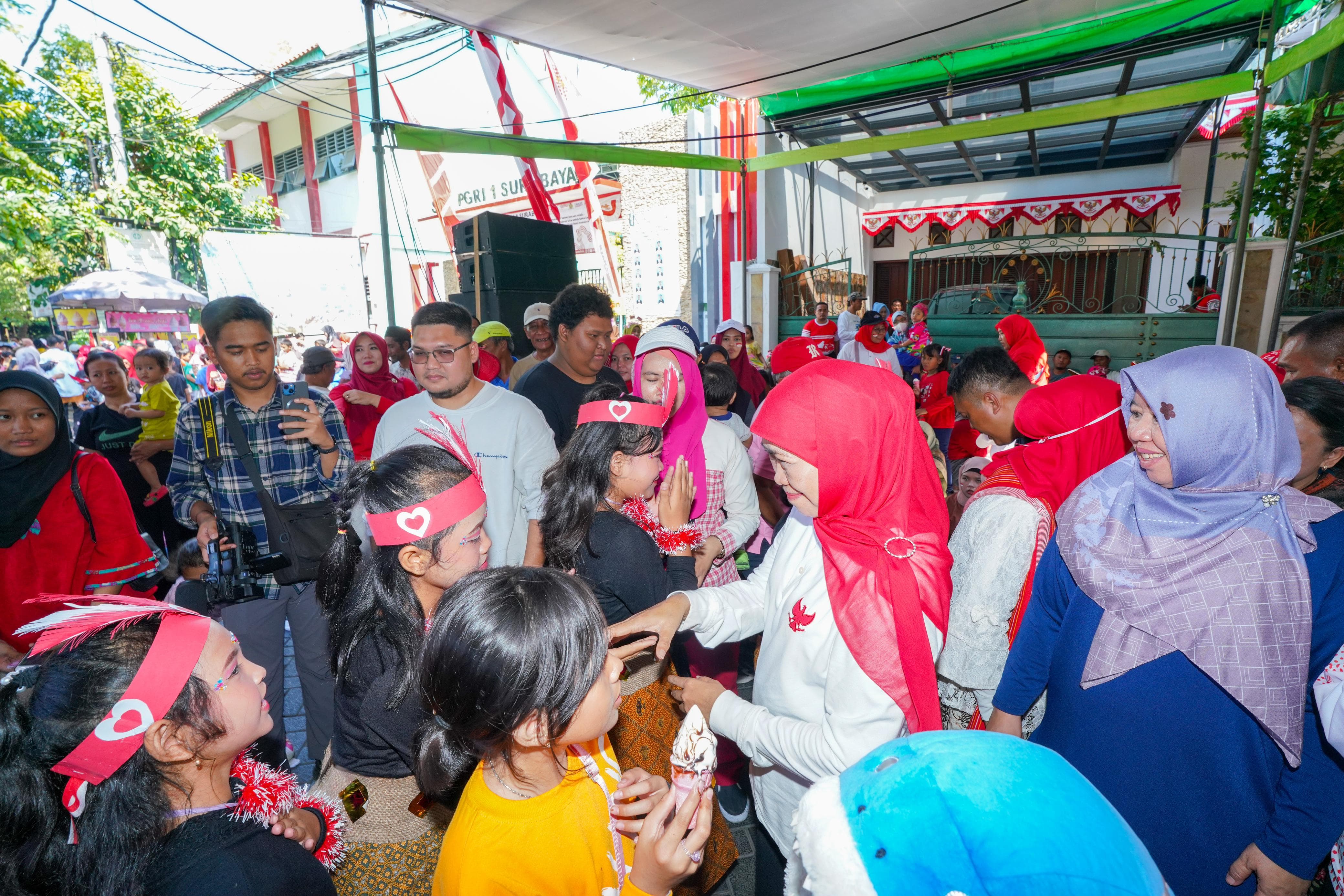 Semarak Kemerdekaan, Khofifah Berbaur Dengan Masyarakat  Ajak Cucu Berburu Jajanan di Karnaval Budaya Kampung Jemur Wonosari