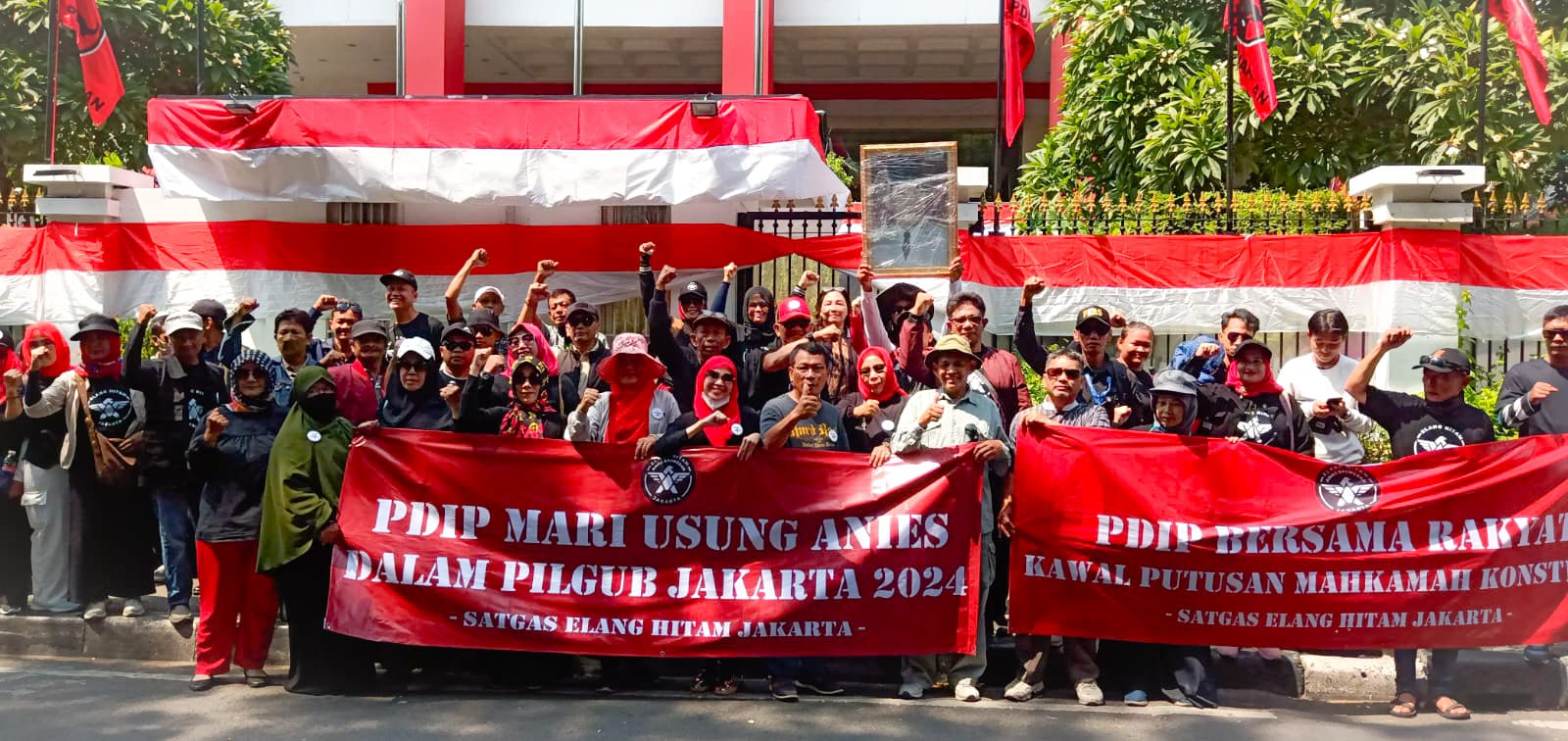 Serahkan Foto Soekarno, Warga Jakarta Berharap PDIP Konsisten Mengawal Keputusan MK dan Usung Anies