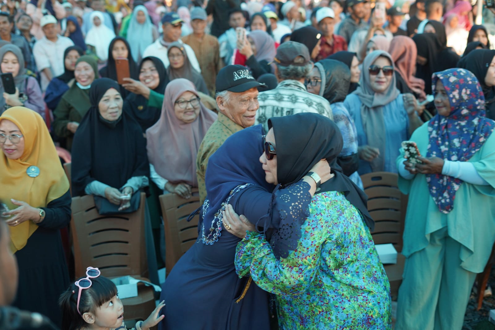 Ribuan Warga Moramo Utara Antusias Sambut Cagub Tina Nur Alam