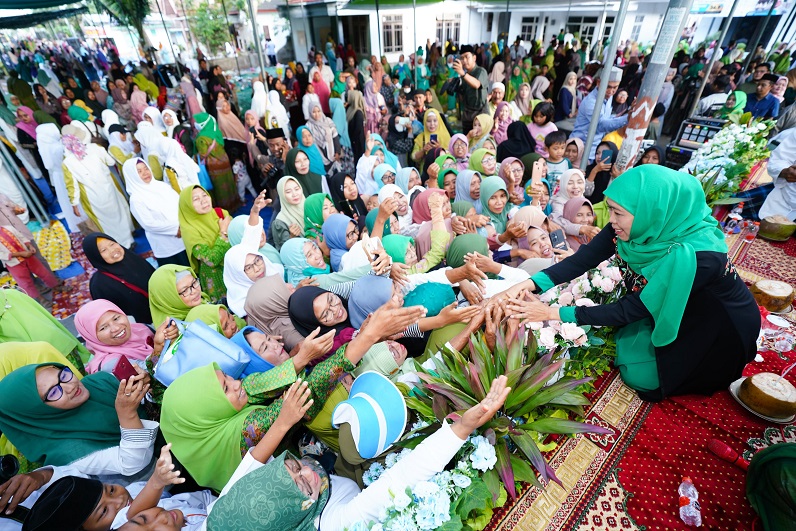 Khofifah Ajak Muslimat NU Jember Perbanyak Sedekah, Bantu Entaskan Kemiskinan Ekstrem