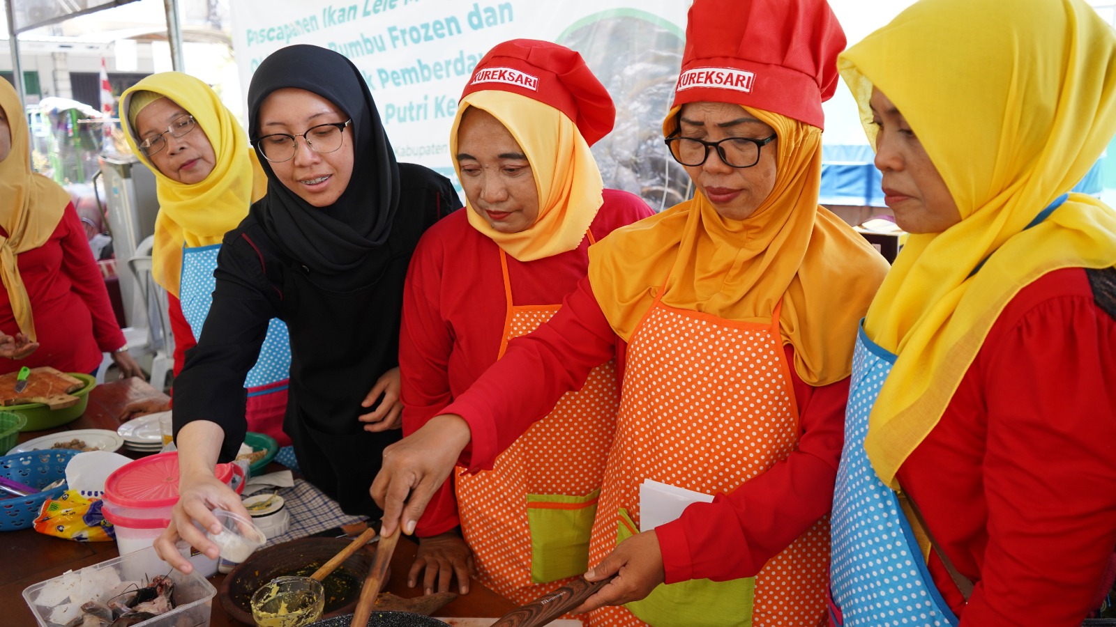 Tim Pengabdian Fakultas Teknobiologi UBAYA Gelar Pelatihan Pascapanen Ikan Lele jadi Produk Olahan di Kureksari Waru Sidoarjo