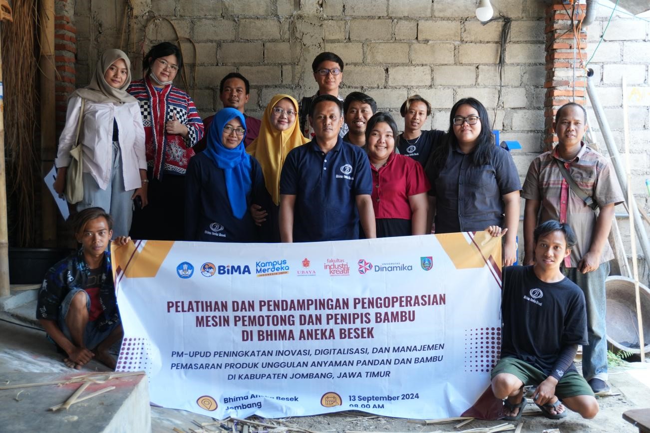 Kolaborasi Ubaya, Undika, dan Kemendikbudristek Tingkatkan Produksi Anyaman Bambu di Rumah Produksi Bhima Aneka Besek