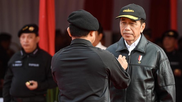 Dinilai Berjasa pada TNI, Jokowi Dapat Brevet Kehormatan Hiu Kencana