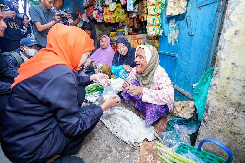 Blusukan ke Pasar Tradisional Tuban Bersama Cabup Halindra, Khofifah Dibanjiri Doa dan Dukungan Lanjutkan Dua Periode