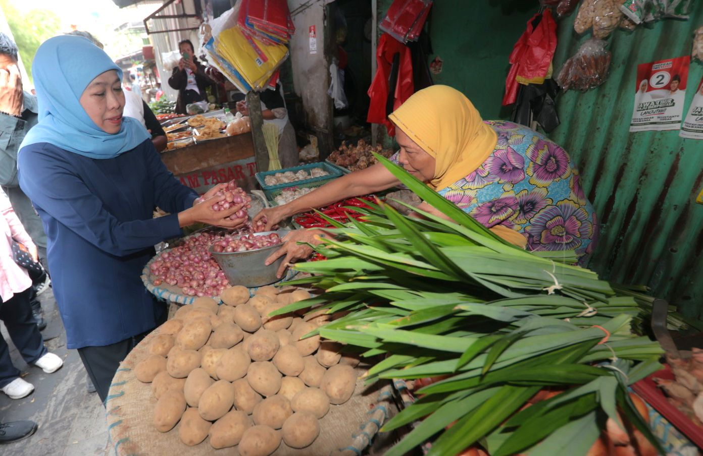 Terima Curhatan Pedagang Pasar Wonokromo, Khofifah: Pasar Tradisional Harus Tersentuh Transformasi Digital