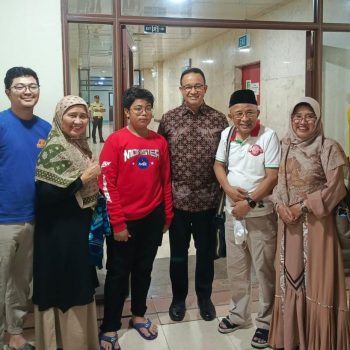 Jenguk Istri Elite PKS yang Sedang Sakit, Anies Baswedan Banjir Pujian