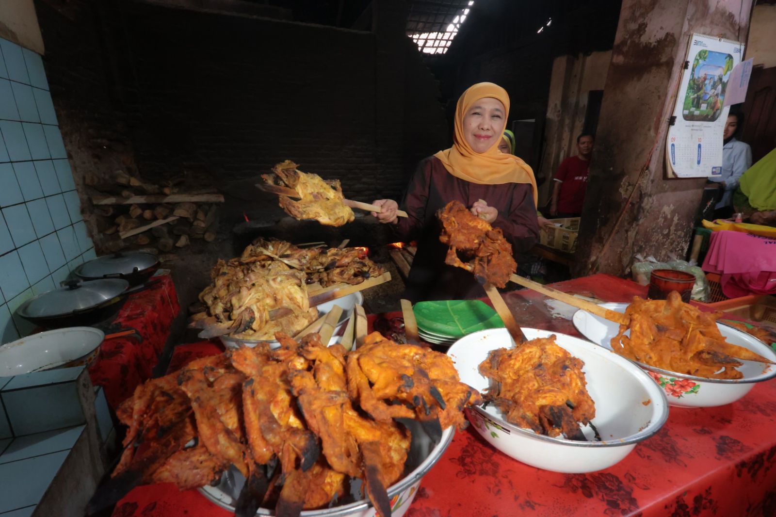 Pemberdayaan Ekonomi Melalui Kuliner Khas, Khofifah Puji Keuletan UKM Ayam Panggang Gandu Magetan