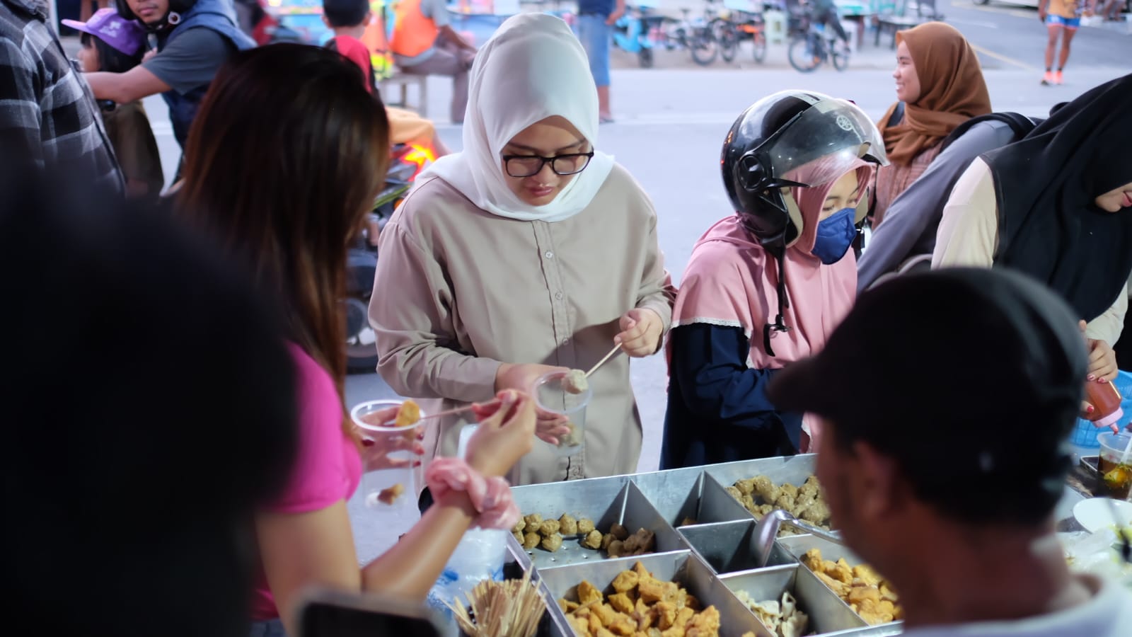 Dukung UMKM, Calon Wali Kota Kendari, Giona Nur Alam, Nikmati Jajanan di Kolam Retensi Boulevard