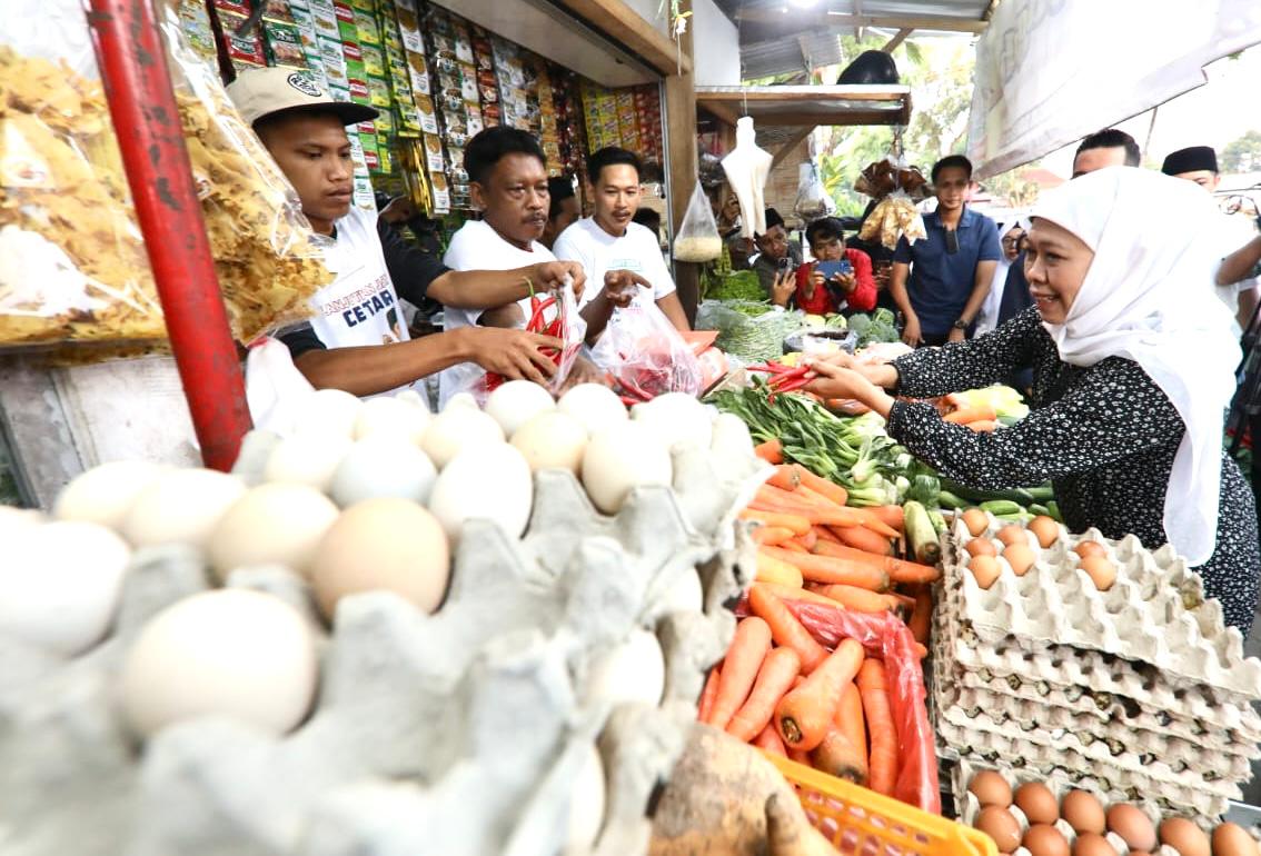 Blusukan Cek Harga Bapok di Pasar Templek Blitar, Khofifah Puji Kualitas Sayur Premium di Pasar Tradisional