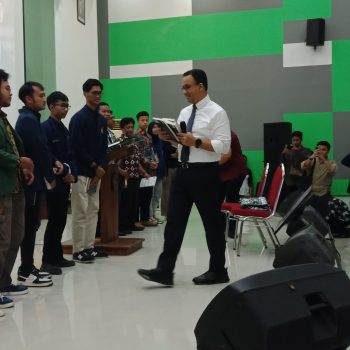 Kuliah Umum di Unmer Madiun, Anies Baswedan Bagi Buku untuk Mahasiswa Penanya