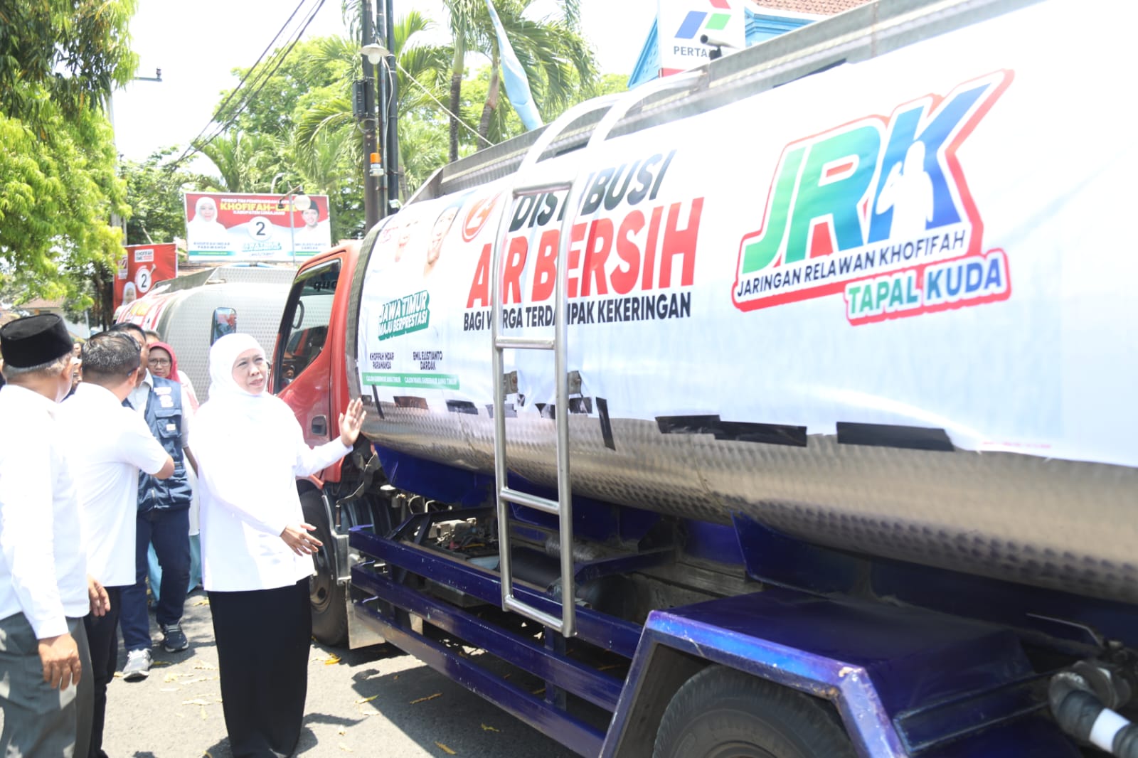 Khofifah dan Relawan Lumajang  Kirim Bantuan Air Bersih untuk Warga Terdampak Kekeringan