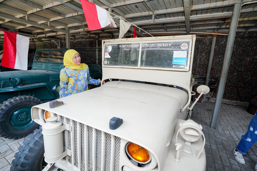 Kunjungi Produksi  Mobil Klasik di Sidoarjo, Khofifah Puji Keunggulan Industri Otomotif Handmade yang Hasilkan Karya Bernilai Tinggi