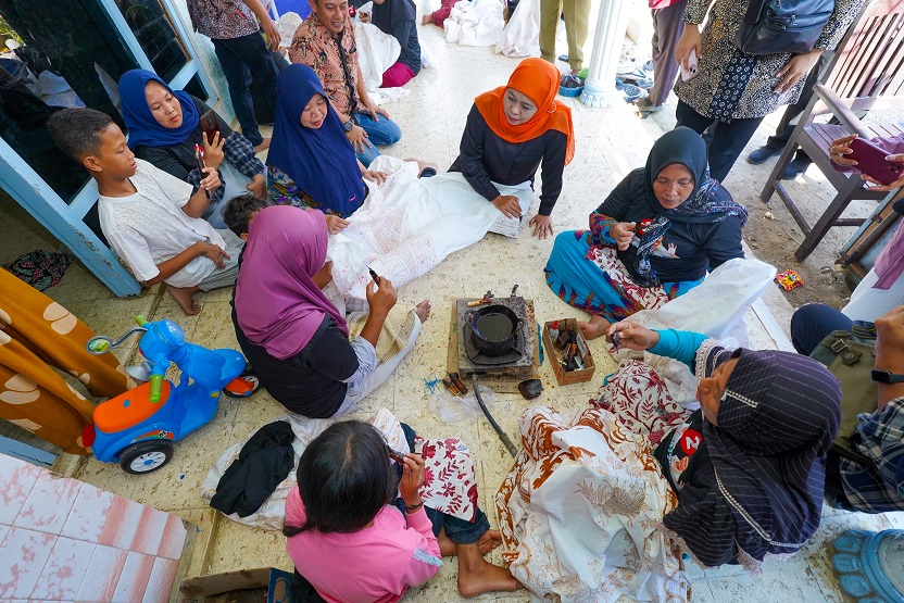 Sambangi Kampung Batik Tulis  Tanjung Bumi Bangkalan, Khofifah: Kekuatan Budaya Tinggi yang Harus Dilestarikan