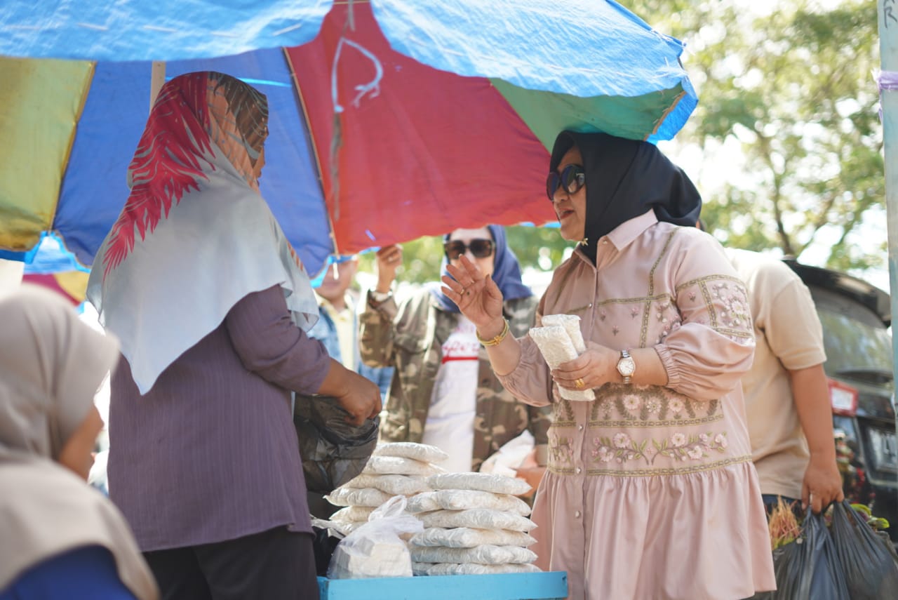 Pedagang Pasar Wameo Keluhkan Atap dan Becek Saat Hujan pada Cagub Sultra Tina Nur Alam