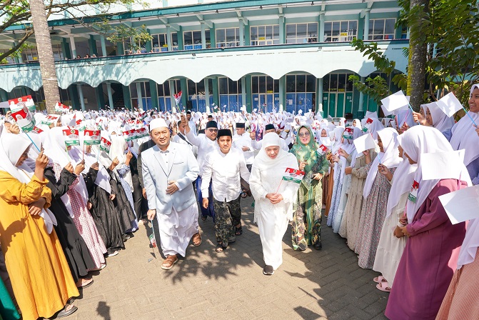 Hari Santri 2024, Khofifah Harap Santri Jadi Penjaga Moral di Tengah Transfornasi Digital Hadapi Tantangan Global