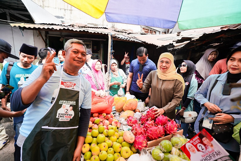 Dihujani Doa dan Dukungan di Pasar Blimbing, Khofifah Ajak Pedagang Tak Lupa Ke TPS Coblos Nomor 2 di Pilgub Jatim