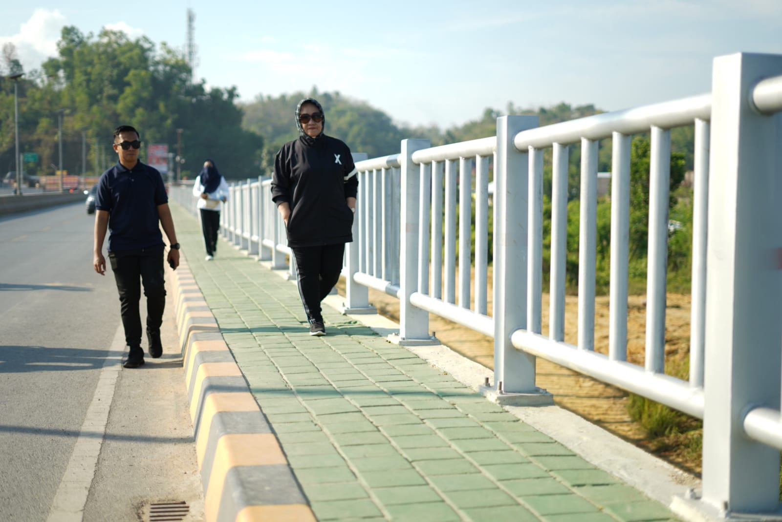 Berolahraga di Jembatan Teluk Kendari, Tina Nur Alam Kenang Kisah Sukses Visi Bahteramas Mantan Gubernur Sultra