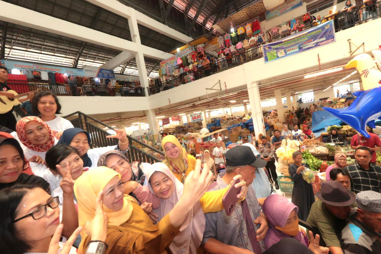 Pecah dan Banjir Dukungan! Masyarakat Sambut Histeris Kampanye Khofifah di Pasar Besar Ngawi