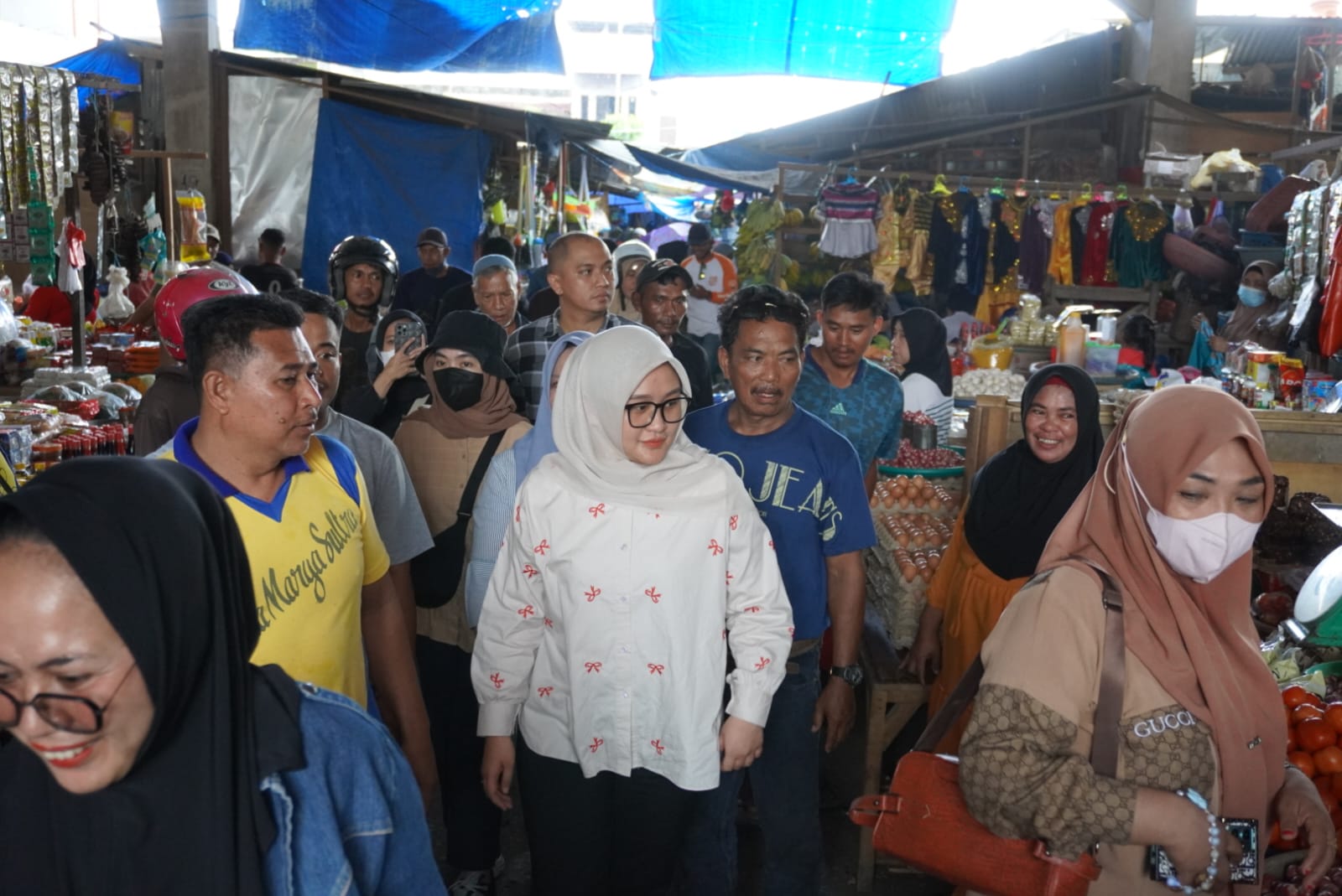 Belanja di Pasar Sentral Kendari, Giona Nur Alam Bakal Dorong Kemajuan Ekonomi Kerakyatan