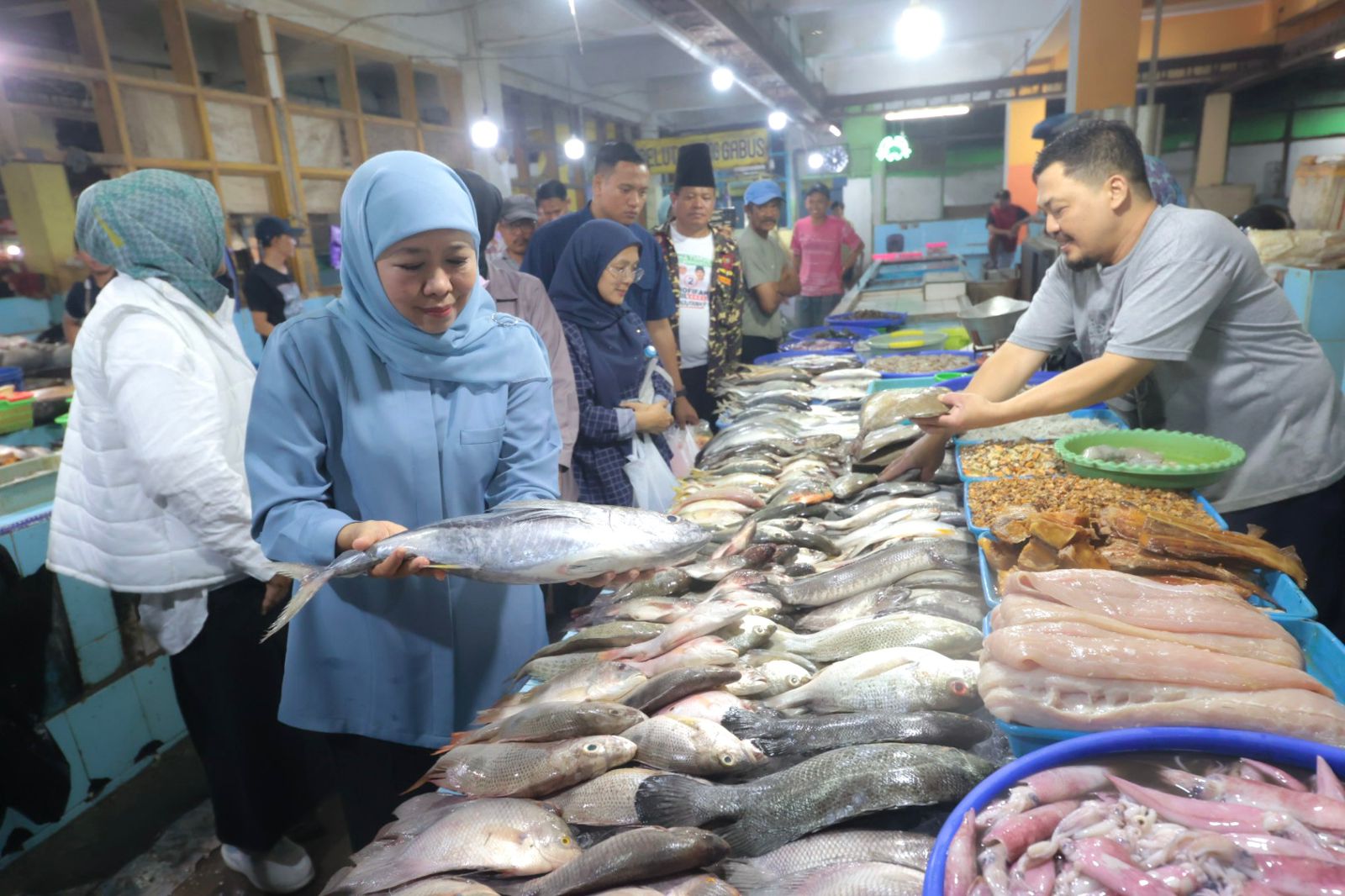 Histeris Pedagang Pasar Besar Malang Sambut Khofifah, Gelorakan Semangat Menang