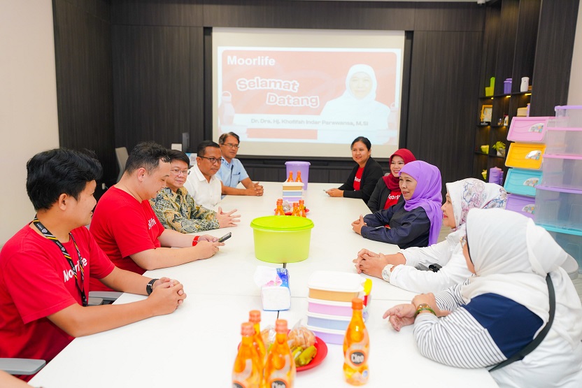 Khofifah Sapa Pekerja di Pabrik Wadah Makan Minum Premium, Komitmen Akan Kembangkan Kawasan Industri di Nganjuk