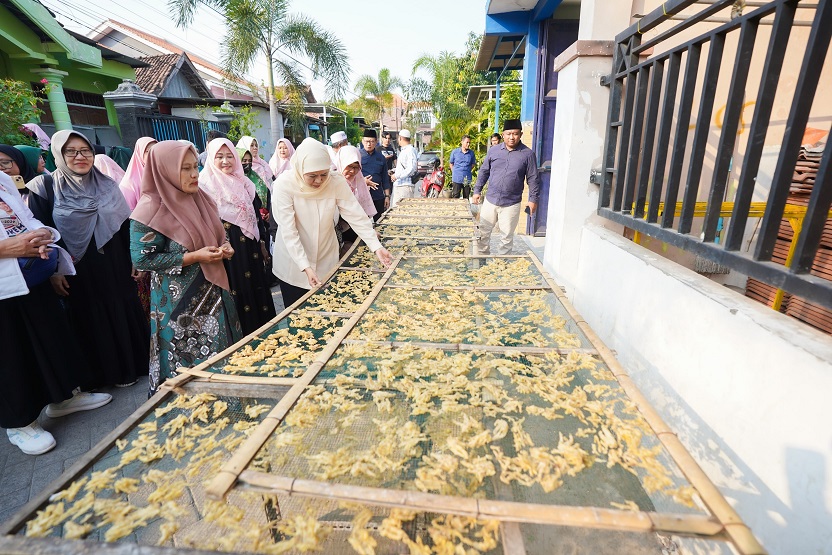 Kunjungi Kampung Kripik Olahan Ayam di Sidowungu Gresik, Khofifah Siap Fasilitasi Sertifikasi Halal Produk dan Juleha